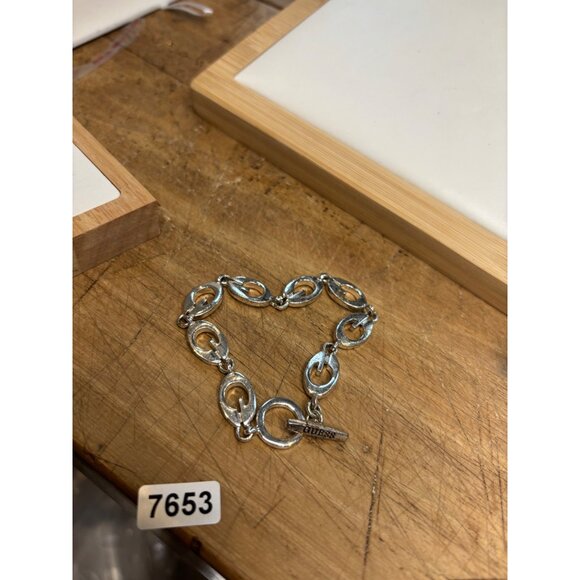 Guess Silver-Tone Chain Link Bracelet With Logo Toggle Clasp 8 Inches - Picture 5 of 6